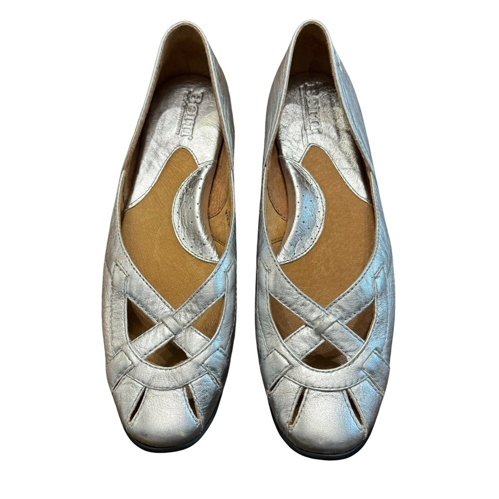 Never worn Born silver metallic cutout leather ballet flats. Size 6.5